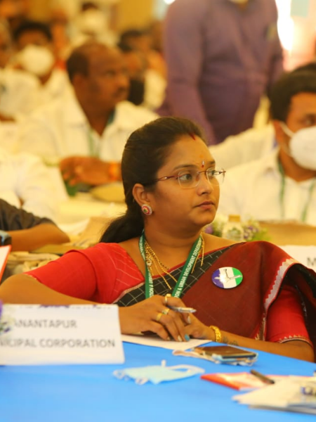 పార్టీ నాయకులతో సమావేశమైన దృశ్యం