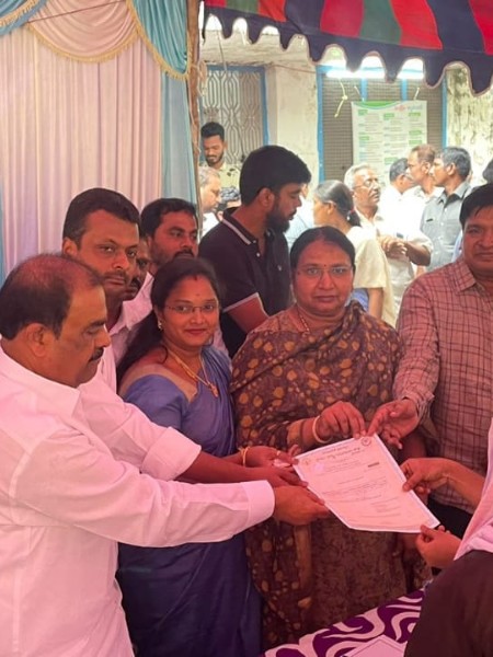 పార్టీ నాయకులతో సమావేశమైన దృశ్యం