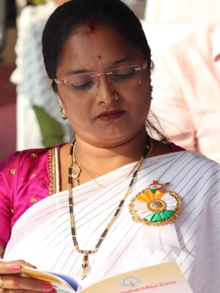 పార్టీ నాయకులతో సమావేశమైన దృశ్యం